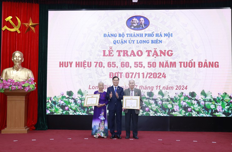 Quận ủy Long Biên trao tặng Huy hiệu Đảng đợt 7/11/2024- Ảnh 4.