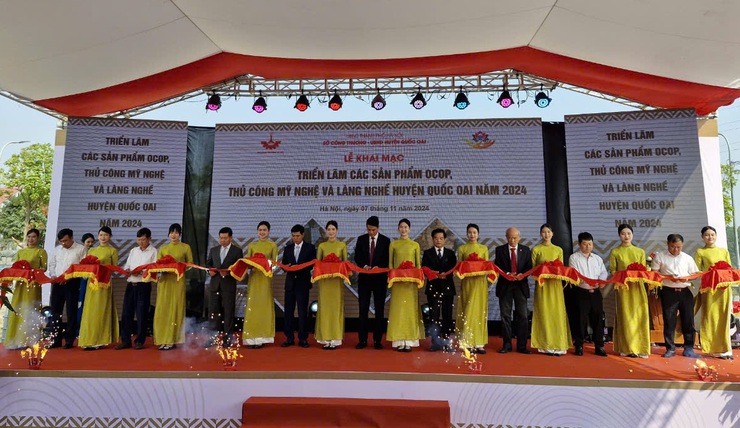 Khai mạc Triển lãm các sản phẩm làng nghề huyện Quốc Oai- Ảnh 1.