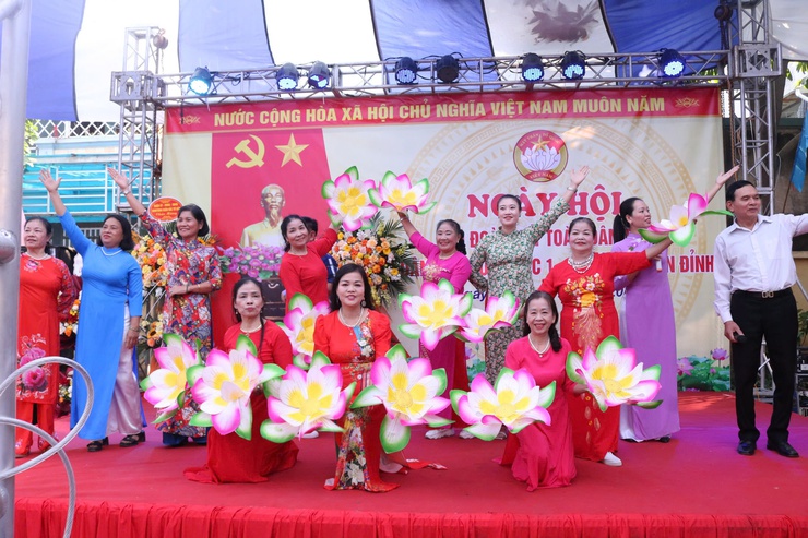 Chủ nhiệm Ủy ban Kiểm tra Thành ủy Hoàng Trọng Quyết dự Ngày hội Đại đoàn kết toàn dân tộc tại quận Bắc Từ Liêm- Ảnh 3.