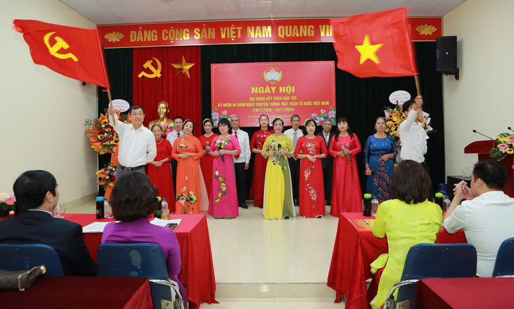 Đồng chí Bùi Huyền Mai dự Ngày hội Đại đoàn kết toàn dân tộc tại phường Khương Mai- Ảnh 2.