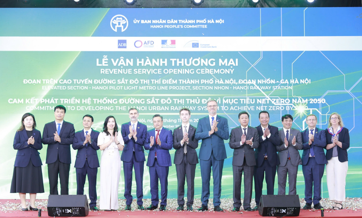 Chính thức vận hành thương mại đoạn trên cao Tuyến đường sắt đô thị thí điểm thành phố Hà Nội, đoạn Nhổn - ga Hà Nội- Ảnh 4.