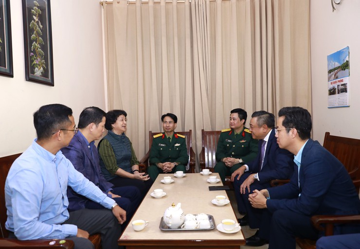 Chủ tịch UBND Thành phố dâng hương tưởng nhớ Đại tướng Hoàng Văn Thái và Đại Tướng Đoàn Khuê- Ảnh 2.