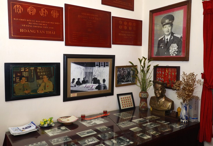Chủ tịch UBND Thành phố dâng hương tưởng nhớ Đại tướng Hoàng Văn Thái và Đại Tướng Đoàn Khuê- Ảnh 3.
