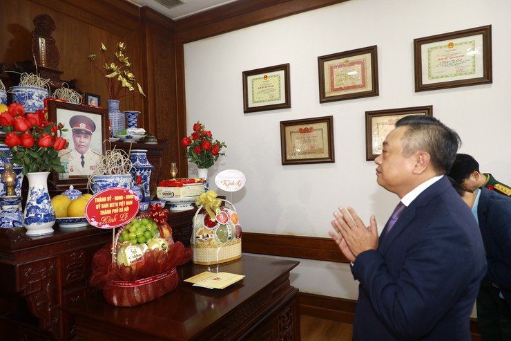 Chủ tịch UBND Thành phố dâng hương tưởng nhớ Đại tướng Hoàng Văn Thái và Đại Tướng Đoàn Khuê- Ảnh 1.