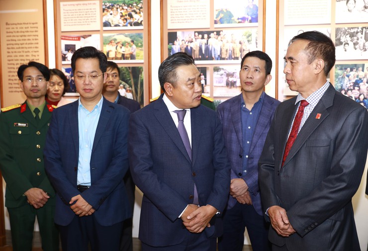 Chủ tịch UBND Thành phố dâng hương tưởng nhớ Đại tướng Hoàng Văn Thái và Đại Tướng Đoàn Khuê- Ảnh 5.