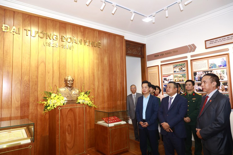 Chủ tịch UBND Thành phố dâng hương tưởng nhớ Đại tướng Hoàng Văn Thái và Đại Tướng Đoàn Khuê- Ảnh 4.