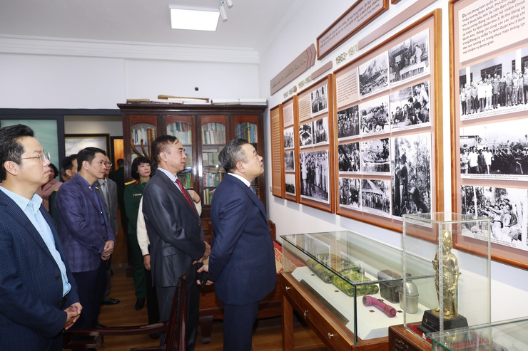Chủ tịch UBND Thành phố dâng hương tưởng nhớ Đại tướng Hoàng Văn Thái và Đại Tướng Đoàn Khuê- Ảnh 6.