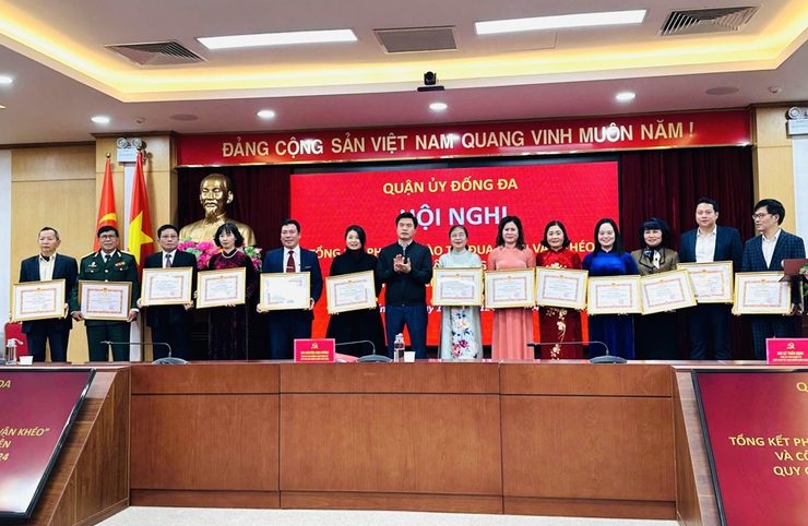Quận Đống Đa khen thưởng tập thể, cá nhân có thành tích trong phong trào Dân vận khéo năm 2024- Ảnh 2.