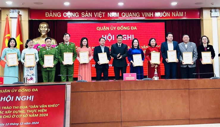 Quận Đống Đa khen thưởng tập thể, cá nhân có thành tích trong phong trào Dân vận khéo năm 2024- Ảnh 1.