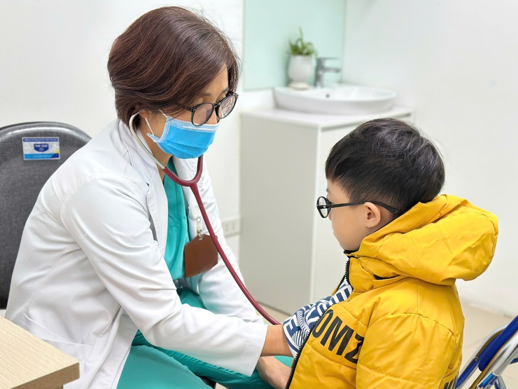Các quận, huyện tiếp tục triển khai tiêm chủng vắc xin phòng bệnh Sởi cho trẻ từ 1 đến 5 tuổi- Ảnh 2.