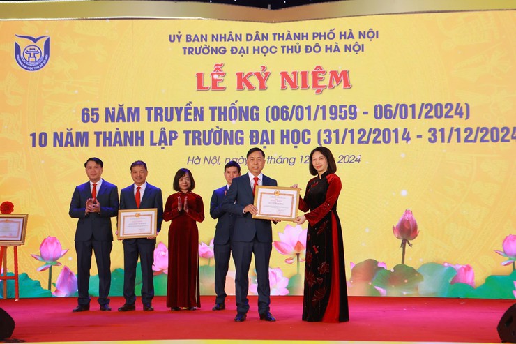 Hanoi Metropolitan University commemorates 65th years of establishment- Ảnh 2.