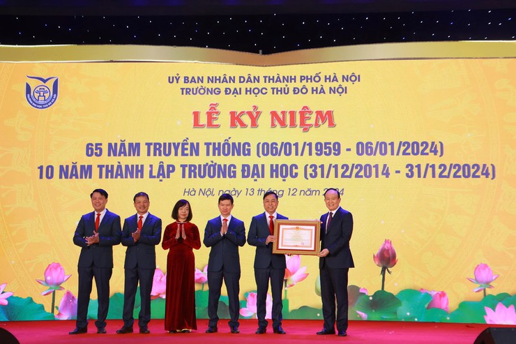 Hanoi Metropolitan University commemorates 65th years of establishment- Ảnh 3.
