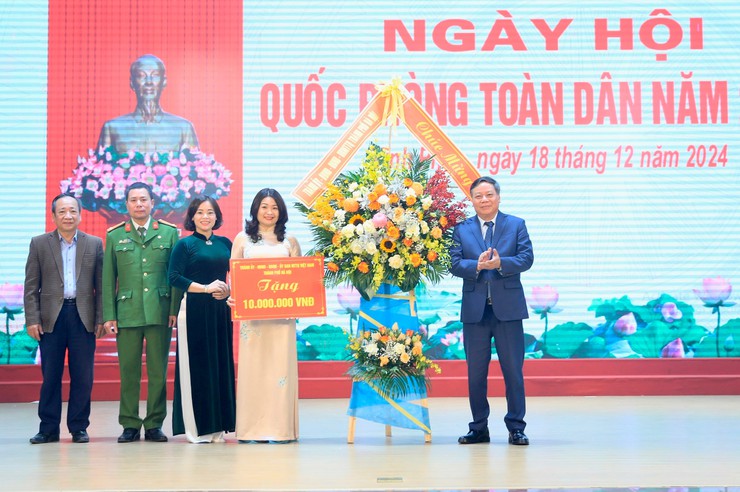 Đồng chí Nguyễn Văn Phong dự Ngày hội Quốc phòng toàn dân tại phường Vĩnh Phúc, quận Ba Đình- Ảnh 1.