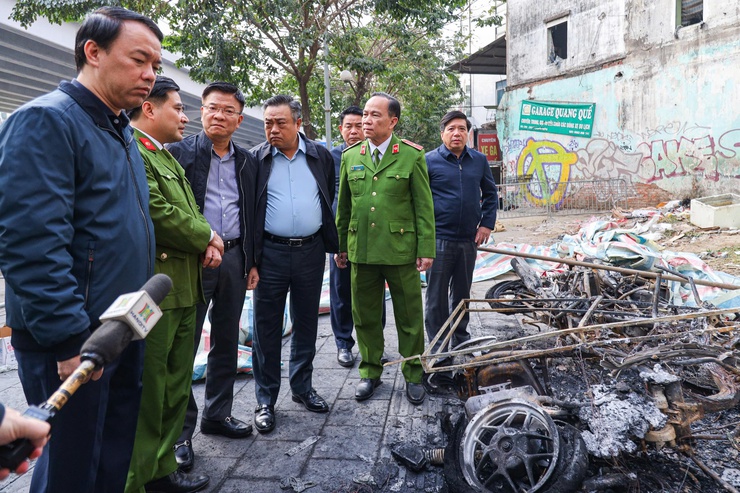 Chủ tịch UBND Thành phố trực tiếp xuống hiện trường, chỉ đạo khắc phục hậu quả vụ cháy quán cà phê tại số 258 Phạm Văn Đồng- Ảnh 2.