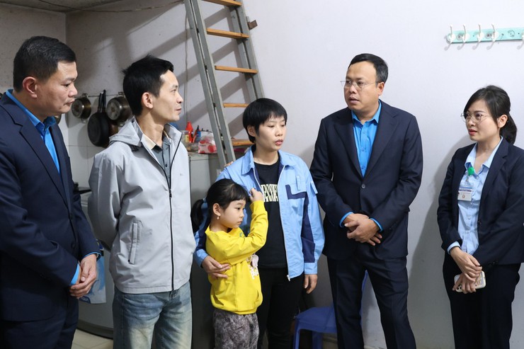 Lãnh đạo Liên đoàn Lao động Thành phố nắm tình hình việc làm, thưởng Tết trong công nhân lao động- Ảnh 1.