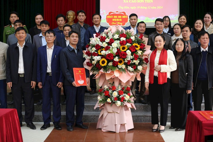 Huyện ủy Ứng Hòa công bố quyết định thành lập 5 Đảng bộ các xã sau sáp nhập địa giới hành chính- Ảnh 1.