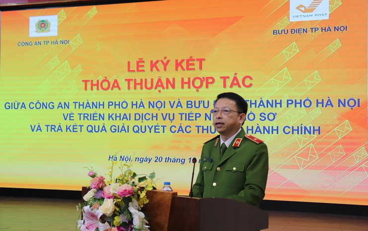 Công an Hà Nội ký thỏa thuận hợp tác với Bưu điện về cung cấp dịch vụ công trực tuyến- Ảnh 1.