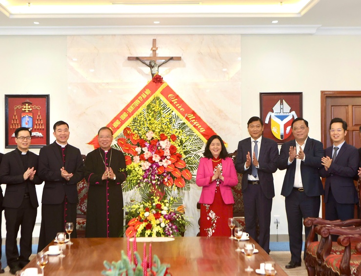 Bí thư Thành ủy Bùi Thị Minh Hoài chúc mừng Tòa Tổng Giám mục Hà Nội nhân dịp Giáng sinh năm 2024- Ảnh 1.