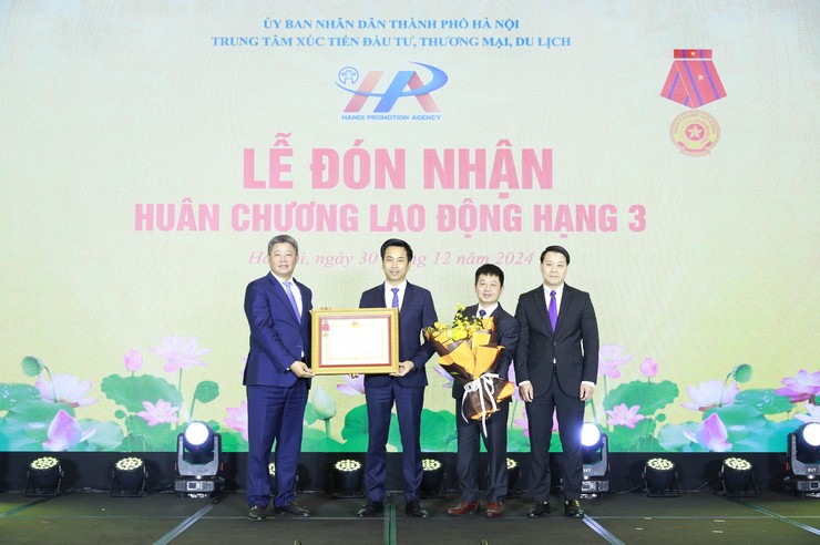 Trung tâm Xúc tiến Đầu tư, Thương mại, Du lịch thành phố Hà Nội vinh dự đón nhận Huân chương Lao động hạng Ba- Ảnh 1.