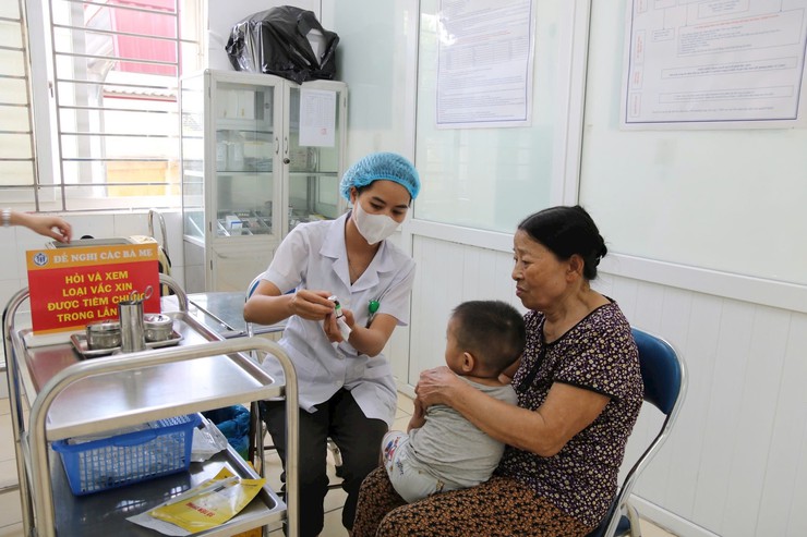 Các quận, huyện đẩy mạnh tuyên truyền phòng chống bệnh Sởi cho người dân- Ảnh 1.