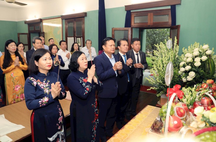 Bí thư Thành ủy Bùi Thị Minh Hoài dâng hương tưởng niệm Chủ tịch Hồ Chí Minh tại Nhà số 67- Ảnh 1.