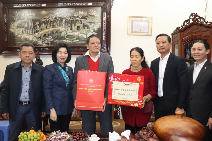 Phó Chủ tịch Thường trực HĐND Thành phố Phùng Thị Hồng Hà thăm tặng quà người có công tại quận Hoàng Mai- Ảnh 2.