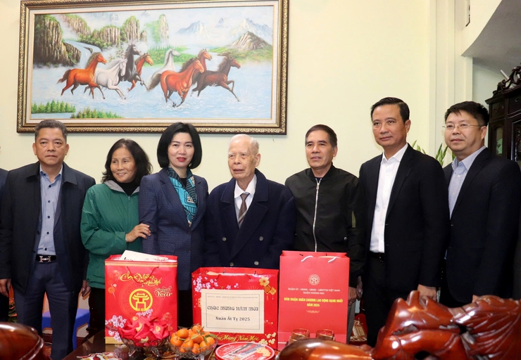Phó Chủ tịch Thường trực HĐND Thành phố Phùng Thị Hồng Hà thăm tặng quà người có công tại quận Hoàng Mai- Ảnh 3.