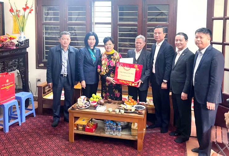 Phó Chủ tịch Thường trực HĐND Thành phố Phùng Thị Hồng Hà thăm tặng quà người có công tại quận Hoàng Mai- Ảnh 1.