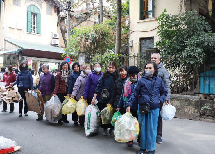 Lãnh đạo Ủy ban MTTQ Việt Nam Thành phố dự Chương trình "Ngày thứ 7 tái chế" tại phường Hàng Bài- Ảnh 6.