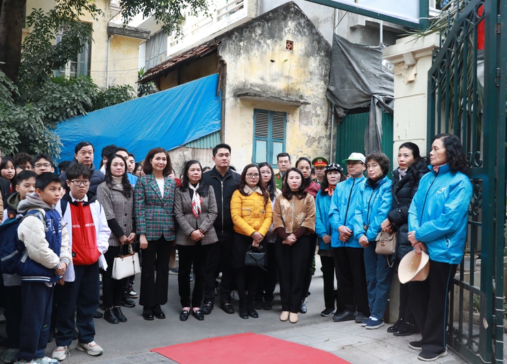 Lãnh đạo Ủy ban MTTQ Việt Nam Thành phố dự Chương trình "Ngày thứ 7 tái chế" tại phường Hàng Bài- Ảnh 1.
