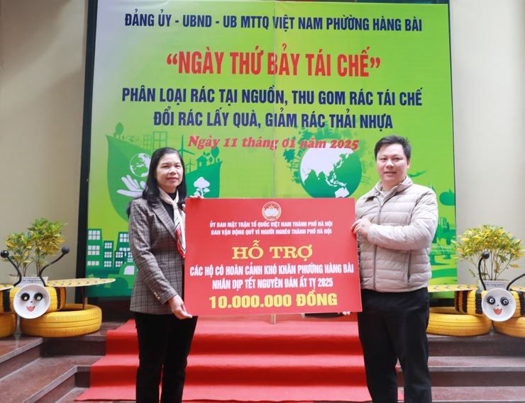Lãnh đạo Ủy ban MTTQ Việt Nam Thành phố dự Chương trình "Ngày thứ 7 tái chế" tại phường Hàng Bài- Ảnh 2.
