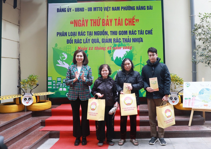 Lãnh đạo Ủy ban MTTQ Việt Nam Thành phố dự Chương trình "Ngày thứ 7 tái chế" tại phường Hàng Bài- Ảnh 3.
