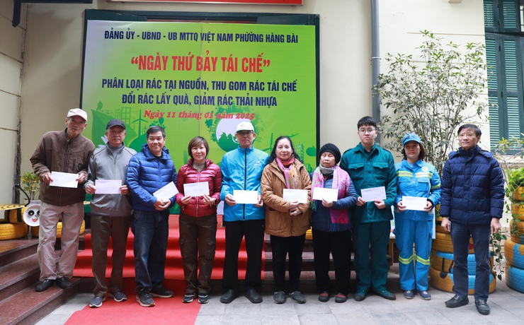 Lãnh đạo Ủy ban MTTQ Việt Nam Thành phố dự Chương trình "Ngày thứ 7 tái chế" tại phường Hàng Bài- Ảnh 5.