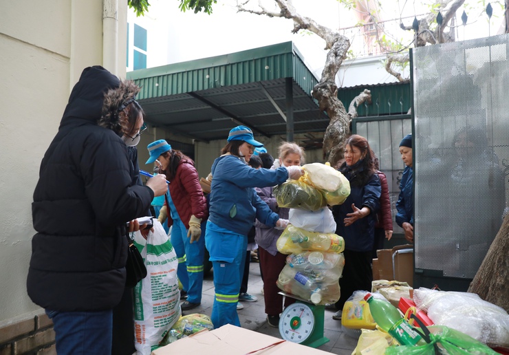 Lãnh đạo Ủy ban MTTQ Việt Nam Thành phố dự Chương trình "Ngày thứ 7 tái chế" tại phường Hàng Bài- Ảnh 8.