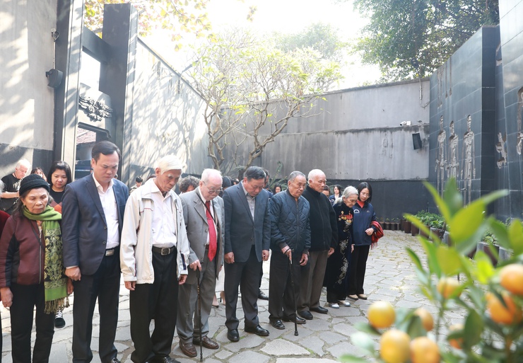 Lãnh đạo Thành phố thăm, chúc Tết Ban Đại diện Chiến sĩ cách mạng bị địch bắt tù đày Thành phố và gia đình chính sách quận Hai Bà Trưng- Ảnh 1.