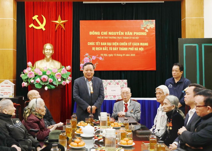 Lãnh đạo Thành phố thăm, chúc Tết Ban Đại diện Chiến sĩ cách mạng bị địch bắt tù đày Thành phố và gia đình chính sách quận Hai Bà Trưng- Ảnh 2.