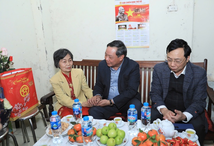 Lãnh đạo Thành phố thăm, chúc Tết Ban Đại diện Chiến sĩ cách mạng bị địch bắt tù đày Thành phố và gia đình chính sách quận Hai Bà Trưng- Ảnh 3.