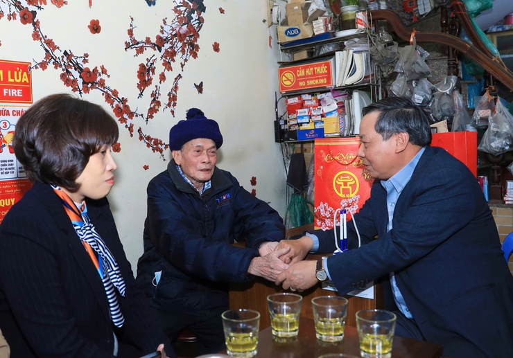 Lãnh đạo Thành phố thăm, chúc Tết Ban Đại diện Chiến sĩ cách mạng bị địch bắt tù đày Thành phố và gia đình chính sách quận Hai Bà Trưng- Ảnh 5.