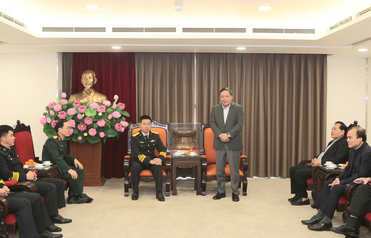 Phó Bí thư Thường trực Thành ủy Nguyễn Văn Phong tiếp Đoàn công tác Lữ đoàn tàu ngầm 189 Hải quân- Ảnh 2.