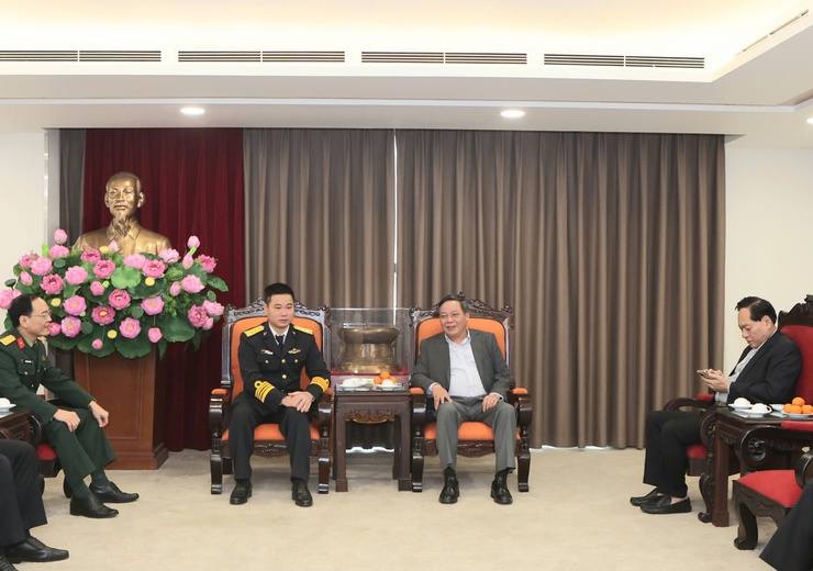 Phó Bí thư Thường trực Thành ủy Nguyễn Văn Phong tiếp Đoàn công tác Lữ đoàn tàu ngầm 189 Hải quân- Ảnh 1.