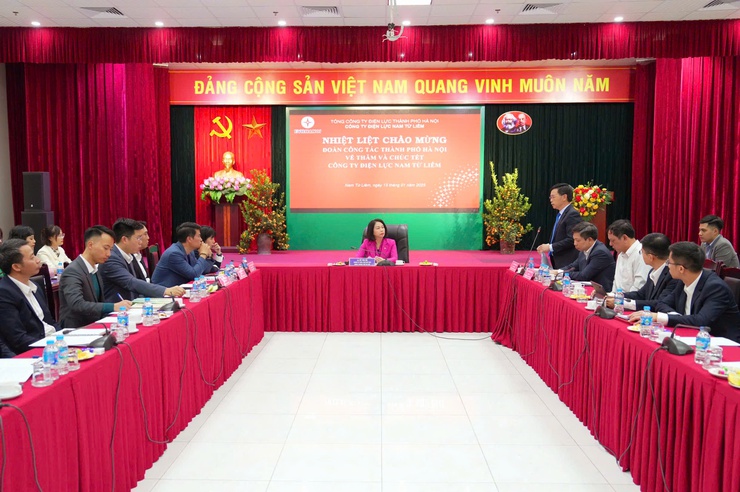 Phó Chủ tịch UBND Thành phố Vũ Thu Hà tới thăm và chúc Tết cán bộ, nhân viên Công ty Điện lực Nam Từ Liêm- Ảnh 2.