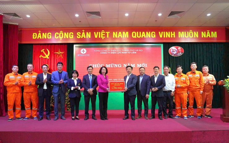 Phó Chủ tịch UBND Thành phố Vũ Thu Hà tới thăm và chúc Tết cán bộ, nhân viên Công ty Điện lực Nam Từ Liêm- Ảnh 4.