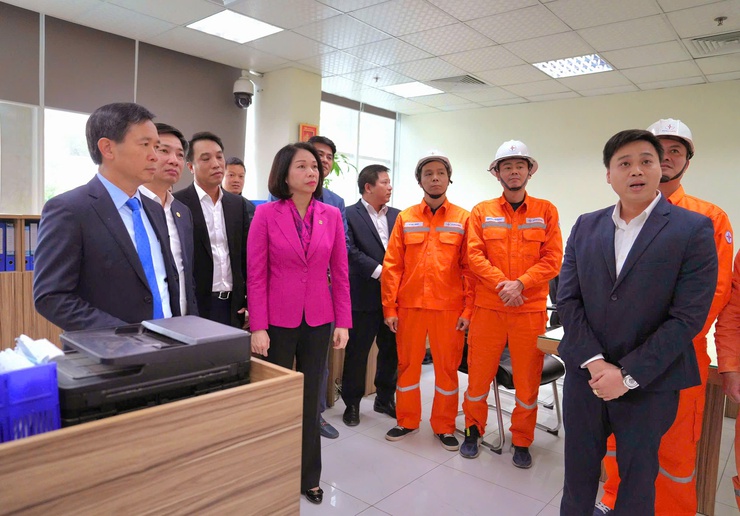 Phó Chủ tịch UBND Thành phố Vũ Thu Hà tới thăm và chúc Tết cán bộ, nhân viên Công ty Điện lực Nam Từ Liêm- Ảnh 1.