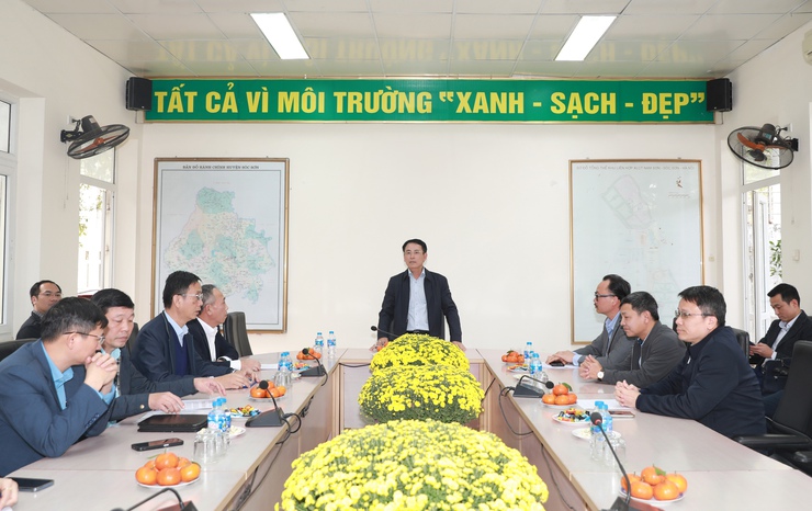 Phó Chủ tịch UBND Thành phố Nguyễn Trọng Đông tặng quà gia đình chính sách huyện Sóc Sơn, động viên công nhân môi trường làm việc tại Khu liên hợp xử lý chất thải Nam Sơn- Ảnh 4.