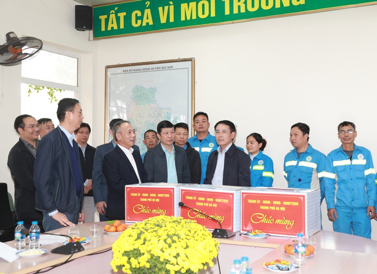 Phó Chủ tịch UBND Thành phố Nguyễn Trọng Đông tặng quà gia đình chính sách huyện Sóc Sơn, động viên công nhân môi trường làm việc tại Khu liên hợp xử lý chất thải Nam Sơn- Ảnh 5.