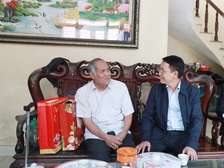 Phó Chủ tịch UBND Thành phố Nguyễn Trọng Đông tặng quà gia đình chính sách huyện Sóc Sơn, động viên công nhân môi trường làm việc tại Khu liên hợp xử lý chất thải Nam Sơn- Ảnh 1.