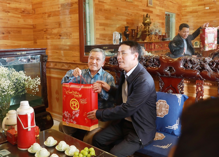 Phó Chủ tịch UBND Thành phố Nguyễn Trọng Đông tặng quà gia đình chính sách huyện Sóc Sơn, động viên công nhân môi trường làm việc tại Khu liên hợp xử lý chất thải Nam Sơn- Ảnh 2.