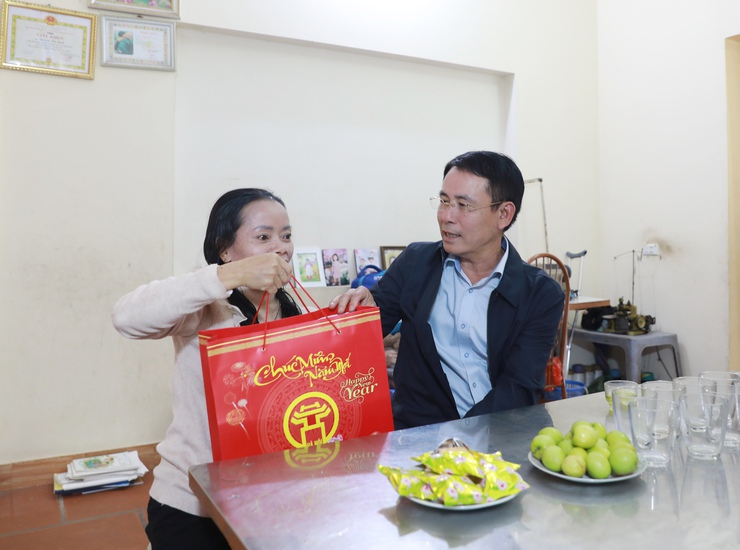 Phó Chủ tịch UBND Thành phố Nguyễn Trọng Đông tặng quà gia đình chính sách huyện Sóc Sơn, động viên công nhân môi trường làm việc tại Khu liên hợp xử lý chất thải Nam Sơn- Ảnh 3.