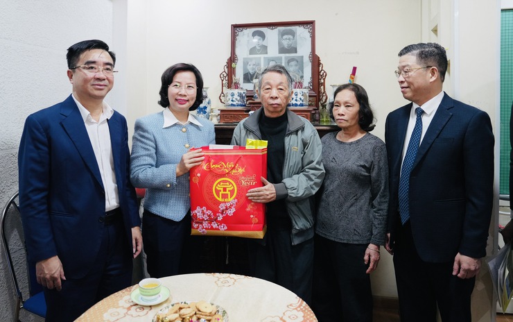 Bí thư Quận ủy Thanh Xuân Bùi Huyền Mai thăm, chúc Tết thương binh, cá nhân tiêu biểu- Ảnh 2.