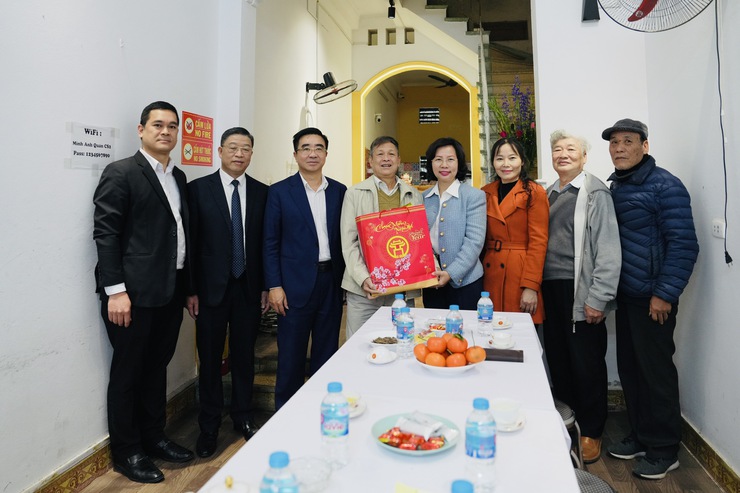 Bí thư Quận ủy Thanh Xuân Bùi Huyền Mai thăm, chúc Tết thương binh, cá nhân tiêu biểu- Ảnh 1.